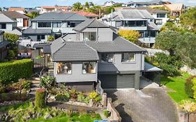 A Home Away From Home - Bucklands Beach Luxury 3-Bedroom Garden Villa